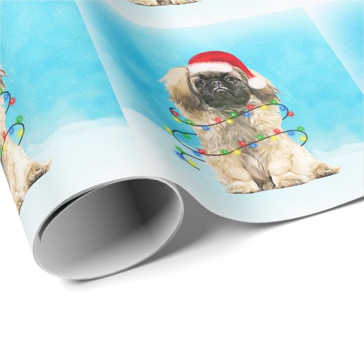Pekingese Hund sitzend am Strand Weihnachtshut Geschenkpapier (Rolleneckpunkt)