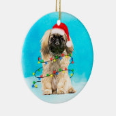 Pekingese Hund sitzend im Schnee Weihnachtshut Lic Keramik Ornament (Rechts)