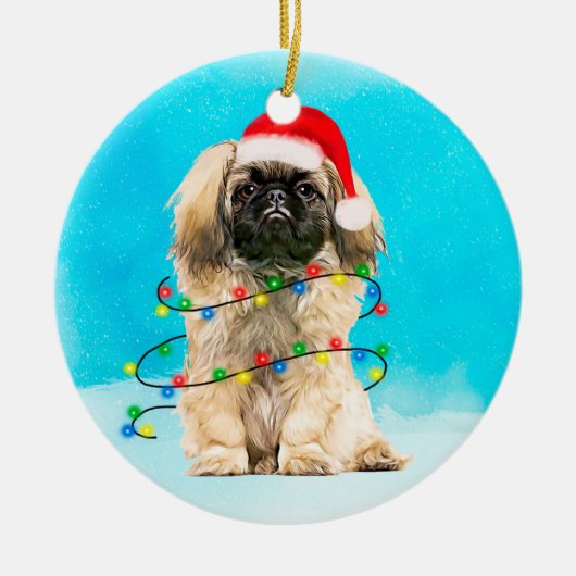 Pekingese Hund sitzend im Schnee Weihnachtshut Lic Keramik Ornament (Vorne)