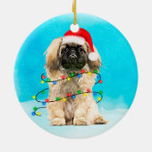 Pekingese Hund sitzend im Schnee Weihnachtshut Lic Keramik Ornament (Hinten)