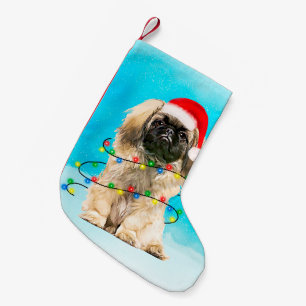 Pekingese Hund sitzend im Schnee Weihnachtshut Lic Kleiner Weihnachtsstrumpf