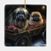 Pekingese Snowy Sleigh Weihnachtsdekor Keramikornament (Rückseite)
