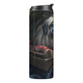 Pekingese Snowy Sleigh Weihnachtsdekor Thermosbecher (Nach links gedreht)