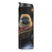 Pekingese Snowy Sleigh Weihnachtsdekor Thermosbecher (Nach rechts gedreht)
