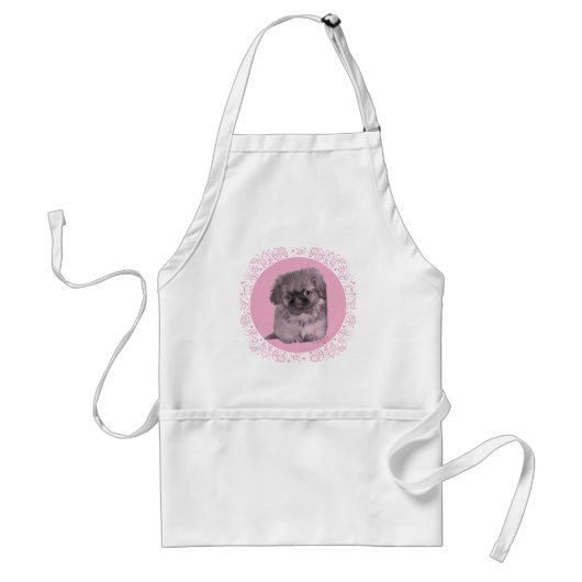 Pekingese Welpe in Pink Schürze (Vorne)