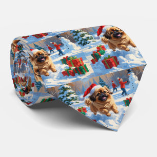 Pekingeser Hund läuft im Schnee mit Weihnachtsmütz Krawatte