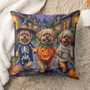 Pekingeser-Hunde beim Trick-or-Treat Halloween-Kos Kissen