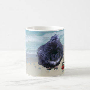 Pekingeser-Welpe am Strand Kaffeetasse