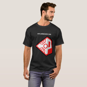 Pelekinesis Logo, ungefähr in der Mitte unten T-Shirt