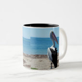 Pelican auf einem Felsen, Zweifarbige Tasse (VorderseiteRechts)