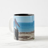 Pelican auf einem Felsen, Zweifarbige Tasse (Vorderseite Links)