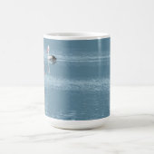 Pelican Couple Paddling auf Calm Blue Water Kaffeetasse (Mittel)