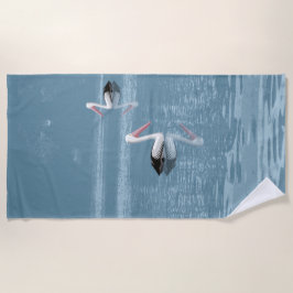 Pelican Couple Paddling auf Calm Blue Water Strandtuch