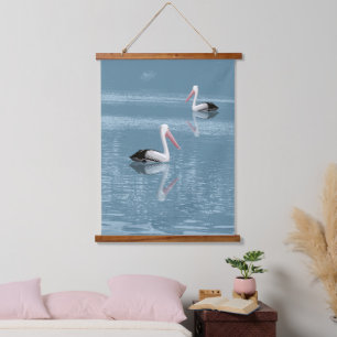Pelican Couple Paddling auf Calm Blue Water Wandteppich Mit Holzrahmen