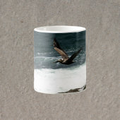 Pelican Flying Over Rocks and Ocean Fotografy Kaffeetasse