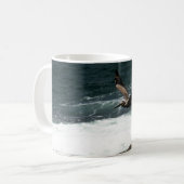 Pelican Flying Over Rocks and Ocean Fotografy Kaffeetasse (Vorderseite Links)