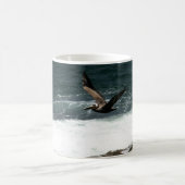 Pelican Flying Over Rocks and Ocean Fotografy Kaffeetasse (Mittel)