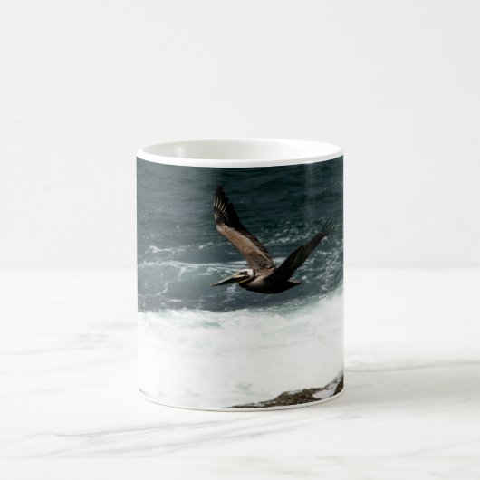 Pelican Flying Over Rocks and Ocean Fotografy Kaffeetasse (Mittel)
