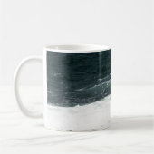 Pelican Flying Over Rocks and Ocean Fotografy Kaffeetasse (Links)