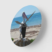 Pelican On Beach Rock, Runde Wanduhr (Winkel)