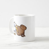 Pelican Tries Capybara Funny Meme zu essen Kaffeetasse (Vorderseite Links)