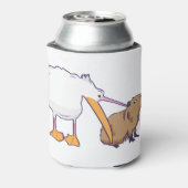 Pelican Tries Capybara Niedlich Kawaii essen Dosenkühler (Kanne Rückseite)