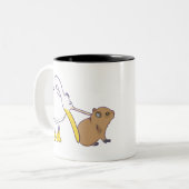 Pelican Tries to Eat Capybara Funny Cute Kawaii Zweifarbige Tasse (Vorderseite Links)