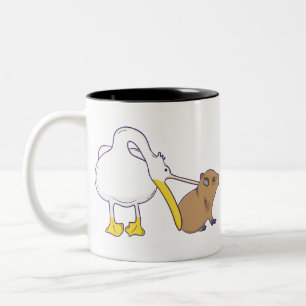 Pelican Tries to Eat Capybara Funny Cute Kawaii Zweifarbige Tasse
