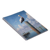 Pelikan an einem verwitterten Dockingpol Notizblock (Rechte Seite)