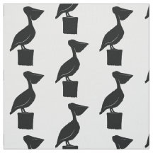 Pelikan auf einem Posten in der Silhouette