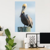 Pelikan auf Pylon sitzend Poster (Heimbüro)