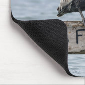 Pelikan auf Schild 'Kein Fischfang' Mousepad (Ecke)