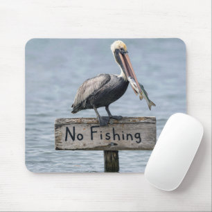 Pelikan auf Schild 'Kein Fischfang' Mousepad