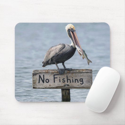 Pelikan auf Schild 'Kein Fischfang' Mousepad (Mit Mouse)
