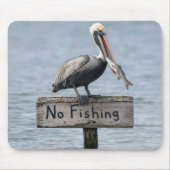 Pelikan auf Schild 'Kein Fischfang' Mousepad (Vorne)