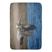 Pelikan im Flug Badematte (Vorderseite Vertikal)