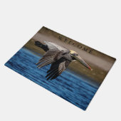 Pelikan im Flug Fußmatte (Schrägansicht)