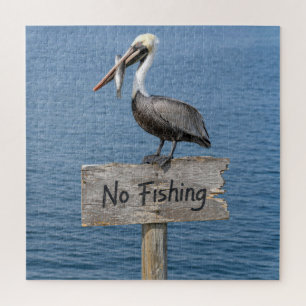 Pelikan mit Fisch auf einem Schild "Fischen verbot Puzzle