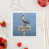 Pelikan mit Fisch auf einem Schild "Fischen verbot Serviette (Beispiel)