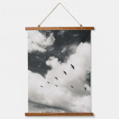 Pelikane am Strand in Graustufen Wandteppich Mit Holzrahmen (Vorderseite)