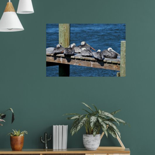 Pelikane auf einem Dock Poster (Wohnzimmer 1)