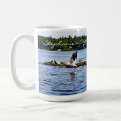 Pelikane fliegen vom See Personalisiert Kaffeetasse (Links)