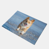 Pembroke-Walisercorgi-Hund, der auf den Strand Fußmatte (Schrägansicht)