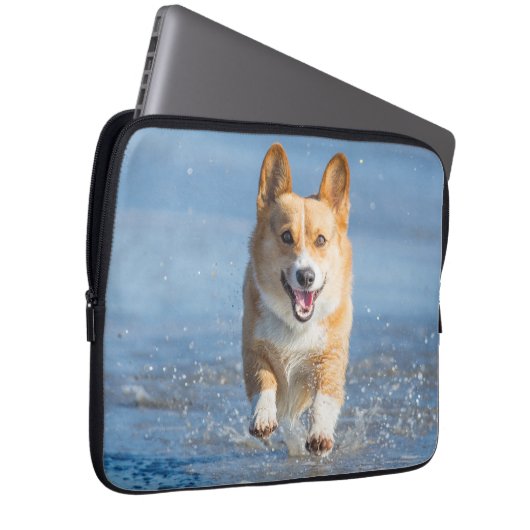 Pembroke-Walisercorgi-Hund, der auf den Strand Laptopschutzhülle (Vorne Rechts)