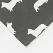 Pembroke-Walisercorgi-Silhouette-Muster Fleecedecke (Ecke)