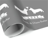 Pembroke-WaliserCorgis, die mit kundenspezifischem Geschenkpapier (Rolleneckpunkt)