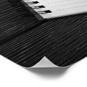 Pen und Gläser mit schwarzem und weißem Notepad 16 Poster (Ecke)