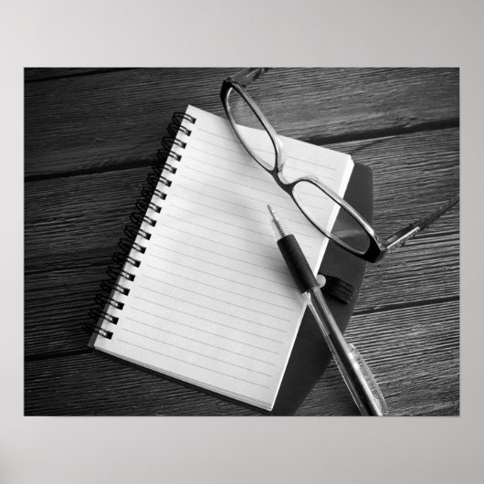 Pen und Gläser mit schwarzem und weißem Notepad 16 Poster (Vorne)