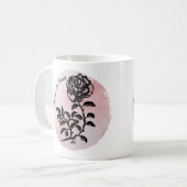 Pen und Tinte Rose Zeichnend auf Pink - Fokus auf  Kaffeetasse (Vorderseite Links)