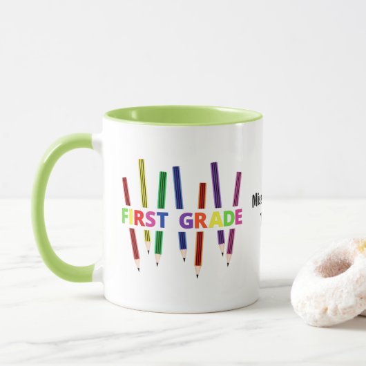 Pencils First Grade Customizable Teacher Tasse (Mit Donut)